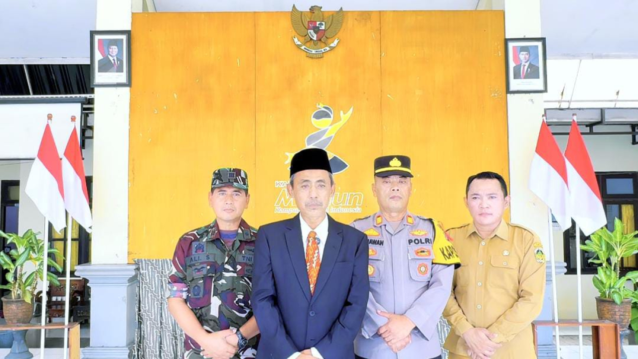 Camat Madiun Muhsin Harmoko (pakai peci) sampaikan permintaan maaf atas pembubaran diskusi dan bedah buku di Pundensari, Gunungsari, Madiun.