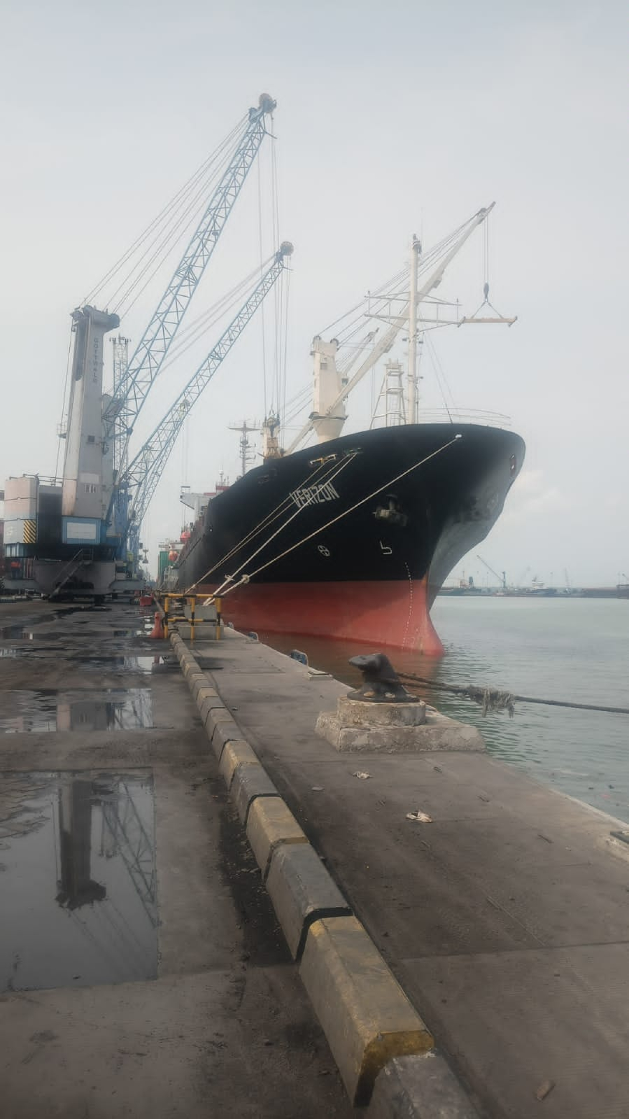 Kapal Verizon yang sedang bersandar di Berlian Timur, Pelabuhan Tanjung Perak Surabaya, Senin pagi (29/12).