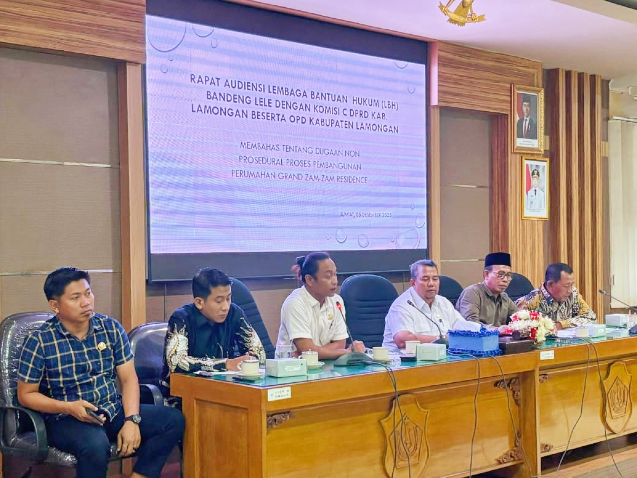 Komisi C DPRD Lamongan saat hearing dengan PT Zam-Zam dan pihak terkait.  FOTO:SP/MUHAJIRIN