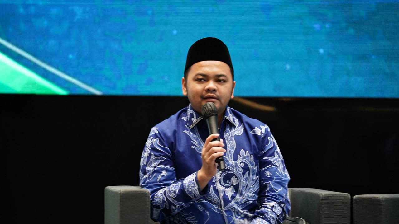 Gus Anas Al Hifni sebelum menerima penghargaan, sempat menjadi narasumber dalam seminar yang digelar oleh MES.  FOTO:SP/IST