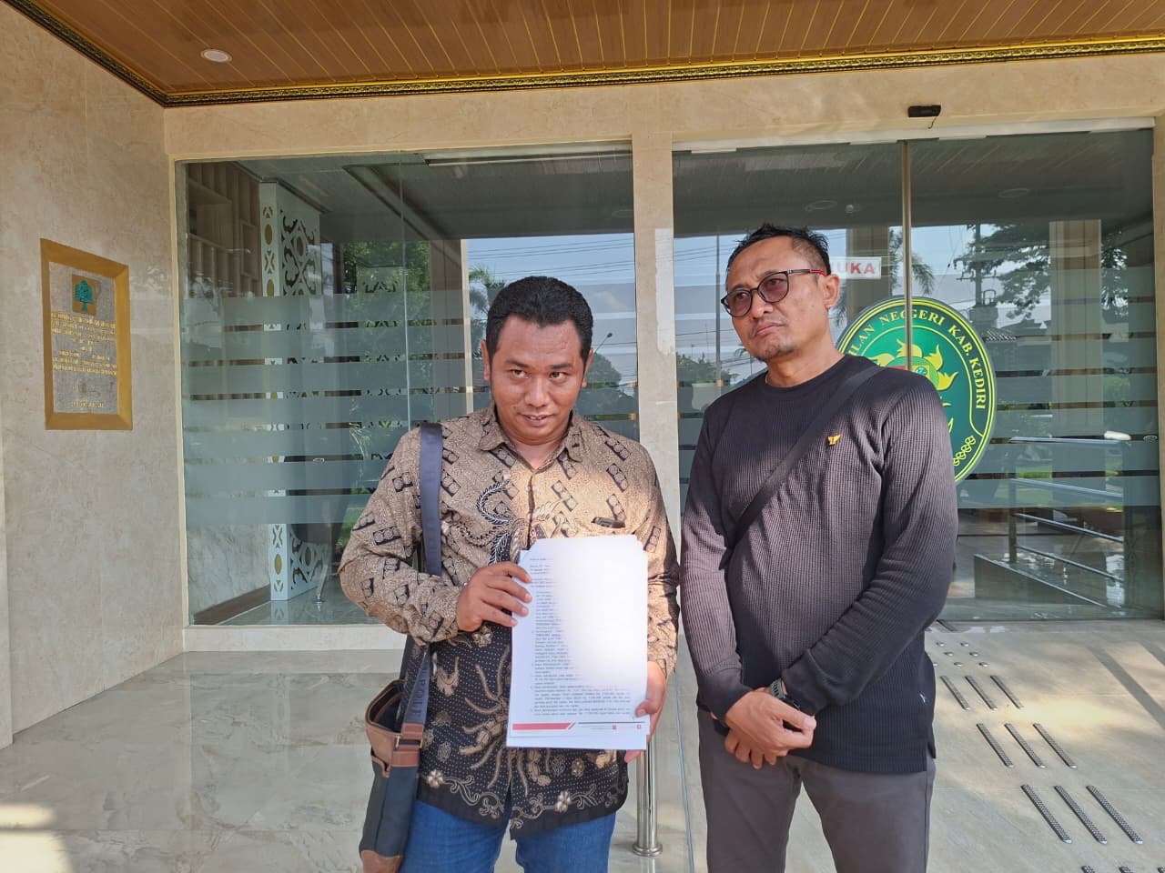 Imam Mukhlas, Kuasa Hukum PT Matahari Sedjakti Sedjahtera (sebelah kiri)