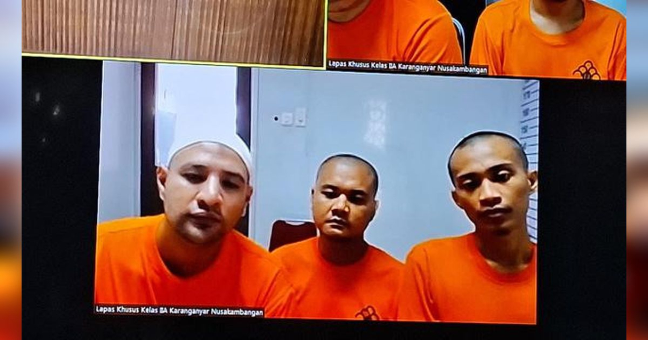 Penampakan Ammar Zoni (peci putih) saat menjalani sidang secara online dari Lapas Nusakambangan. Ammar Zoni tidak bisa dihadirkan secara offline meski ada perintah dari Pengadilan.