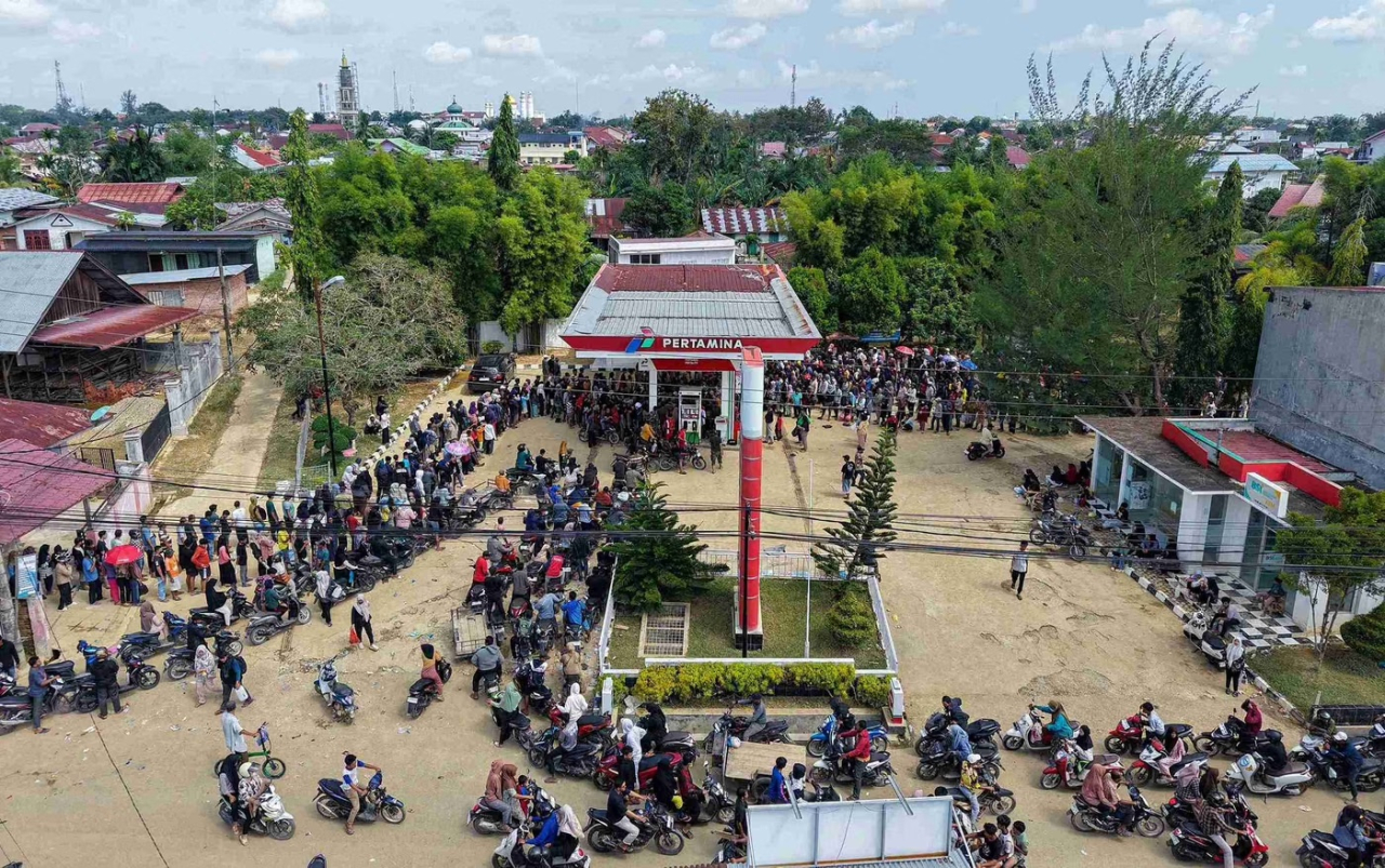 Foto udara warga dan kendaraan antre menunggu Bahan Bakar Minyak (BBM) di salah satu SPBU di Kota Langsa, Aceh, Selasa (2/12/2025). Bencana banjir bandang yang melanda daerah tersebut pada Rabu (26/11) menyebabkan penyaluran BBM di daerah itu terhambat.