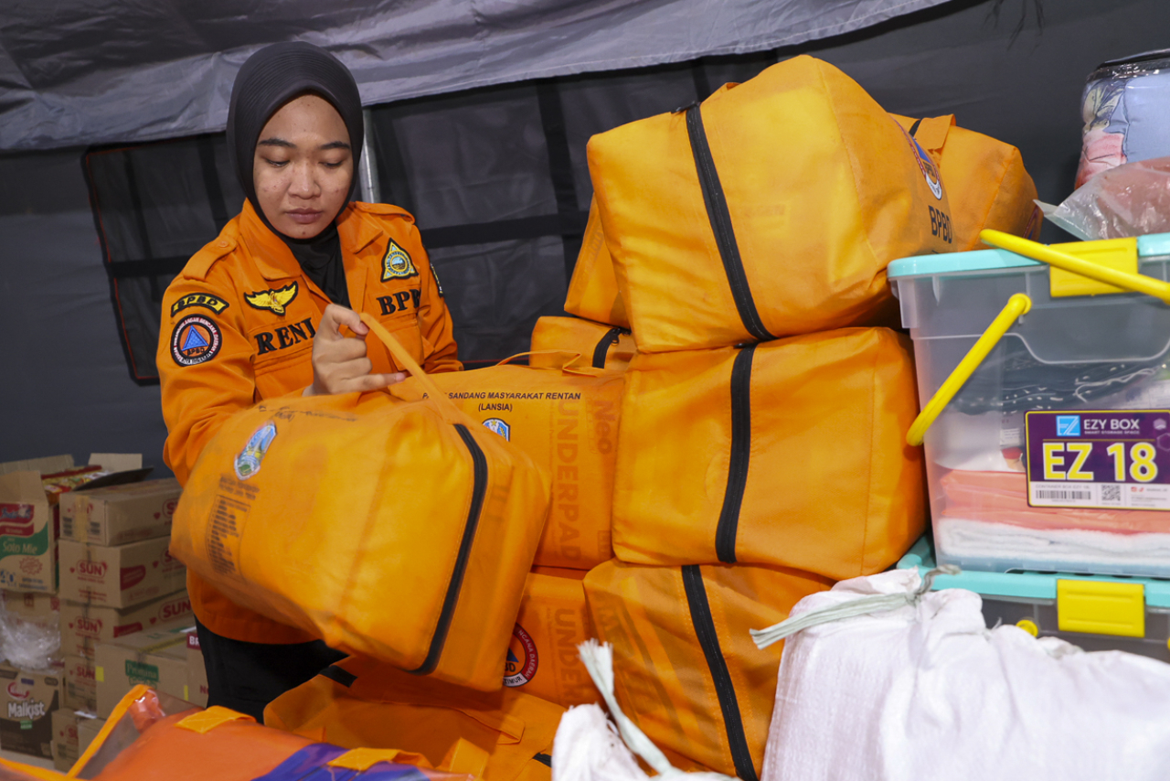 Petugas Badan Penanggulangan Bencana Daerah (BPBD) Surabaya melakukan pengiriman bantuan kemanusiaannya korban banjir dan longsor di Aceh
