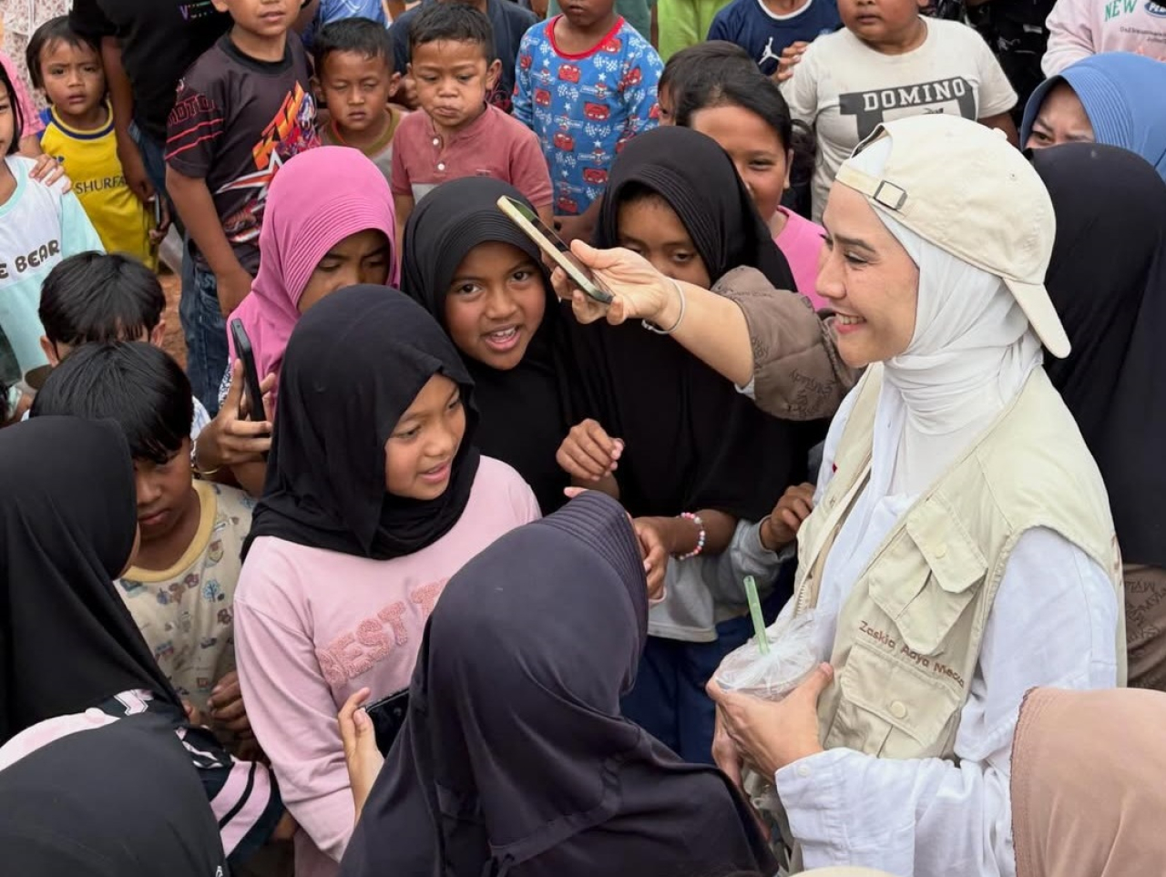 Artis Zaskia Adya Mecca bersama beberapa orang yang menjadi korban banjir di tempat pengungsian, di Takengon, Kabupaten Aceh Tengah, Aceh, Jumat (12/12/2025).