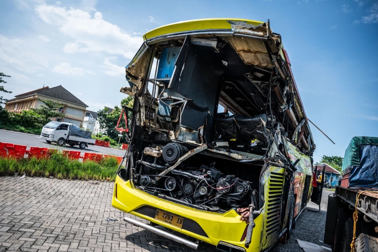 Bus PO Cahaya Trans terparkir ringsek di Gerbang Tol Muktiharjo, Semarang, usai kecelakaan tunggal di kawasan Gerbang Tol Muktiharja, Semarang, Senin (22/12/2025). Insiden ini menewaskan 16 penumpang dan melukai 18 lainnya.