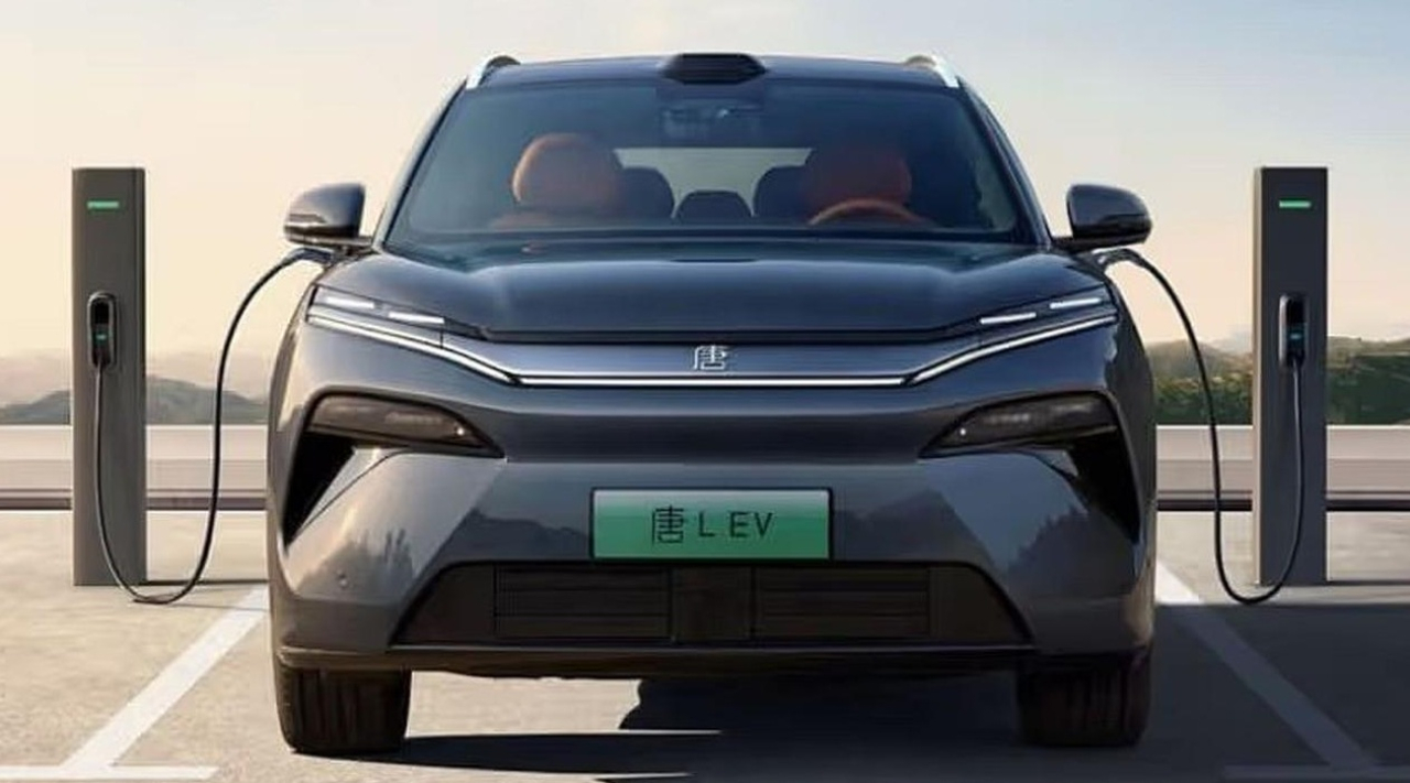 Ilustrasi. BYD saat mengisi daya menggunakan teknologi Charger Megawatt. SP/ JKT