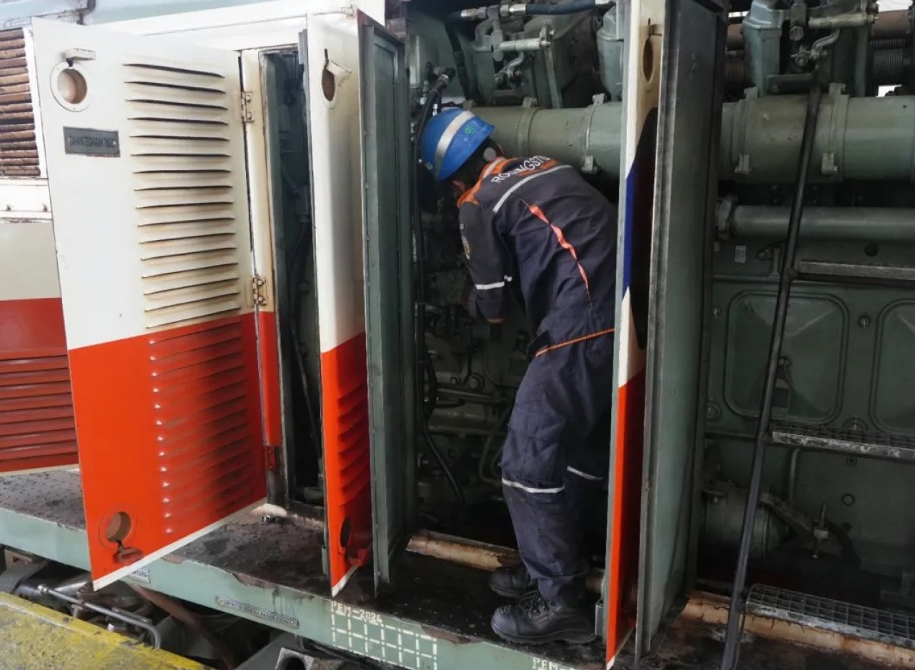Tenaga Perawatan Sarana melakukan pengecekan dan perawatan lokomotif di wilayah Daop 9 Jember. SP/ JBR