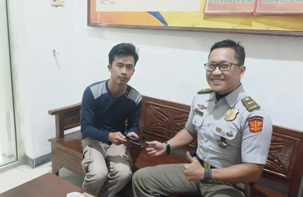 Petugas Keamanan Polsuska KAI Daop Madiun menyerahkan barang berharga berupa HP milik penumpang yang tertinggal di KA. SP/ MDN