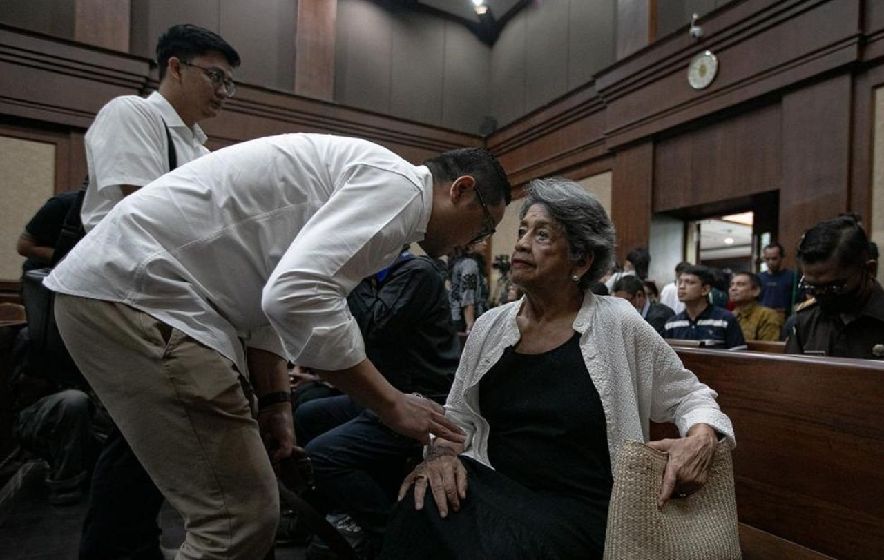 Sidang dakwaan terhadap mantan Mendikbudristek Nadiem Makarim dalam kasus dugaan korupsi pengadaan laptop Chromebook ditunda. Penundaan ini karena Nadiem sedang sakit.