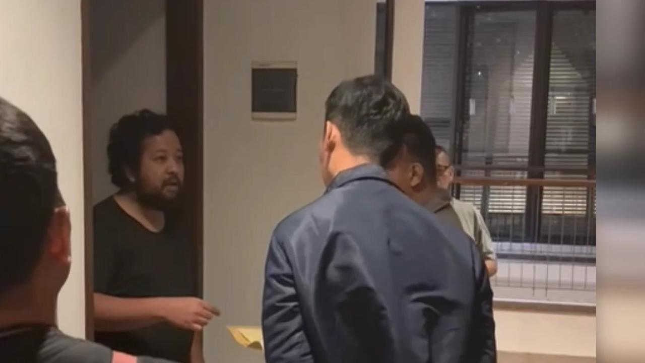 Polisi saat menjemput paksa Direktur utama Terra Drone, Michael Wishnu, di sebuah apartemen di Jakarta. Michael telah ditetapkan sebagai tersangka atas kasus kebakaran gedung Terra Drone yang menewaskan 22 orang meninggal.