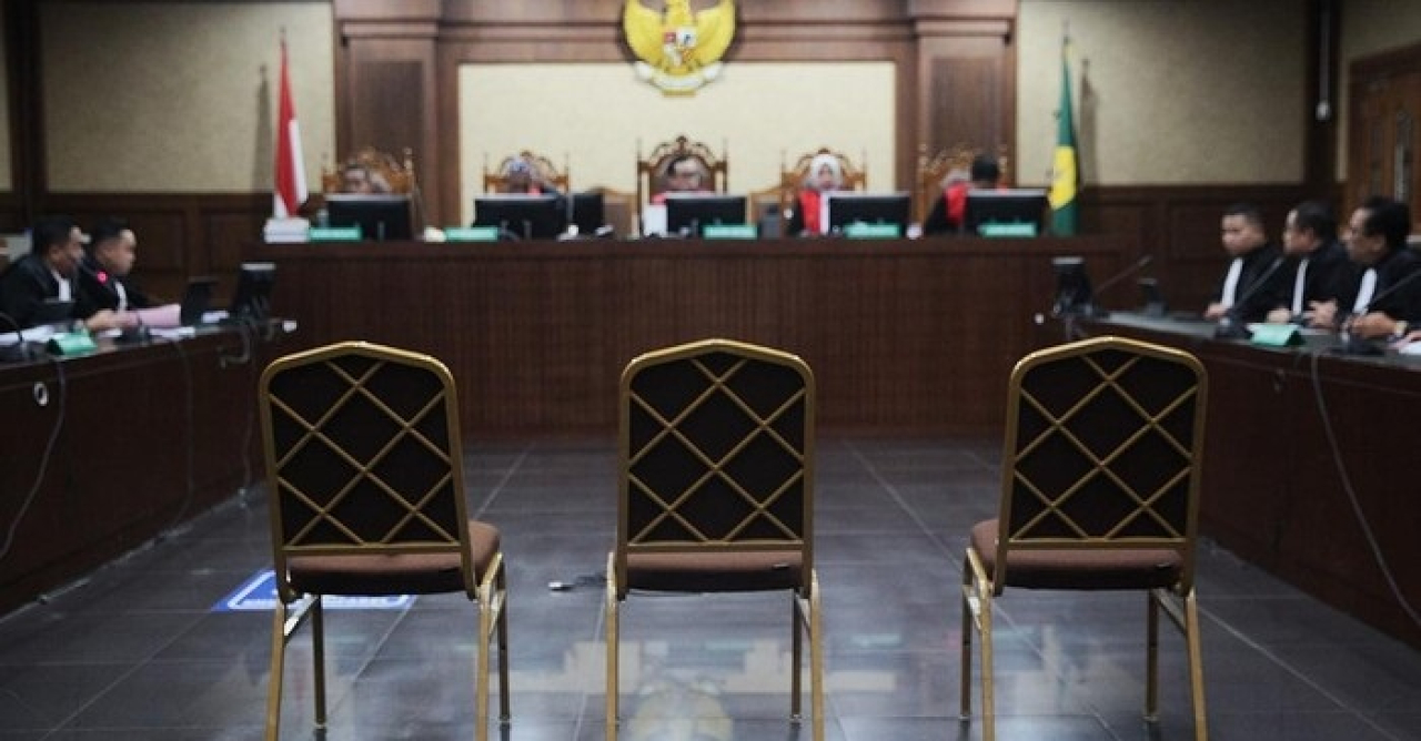 Sidang terdakwa eks Menteri Pendidikan, Budaya, Riset, dan Teknologi (Mendikbudristek) Nadiem Anwar Makarim, dengan agenda dakwaan, ditunda lagi hingga 5 Januari 2026 mendatang. Ini karena Nadiem sedang masa pemulihan usai operasi.