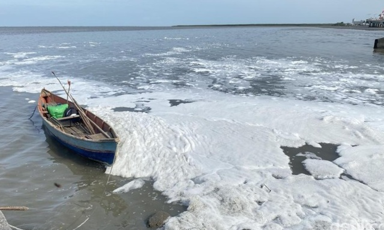 Fenomena lautan berbusa putih di sekitar Jembatan Suramadu viral di medsos. SP/ MDR