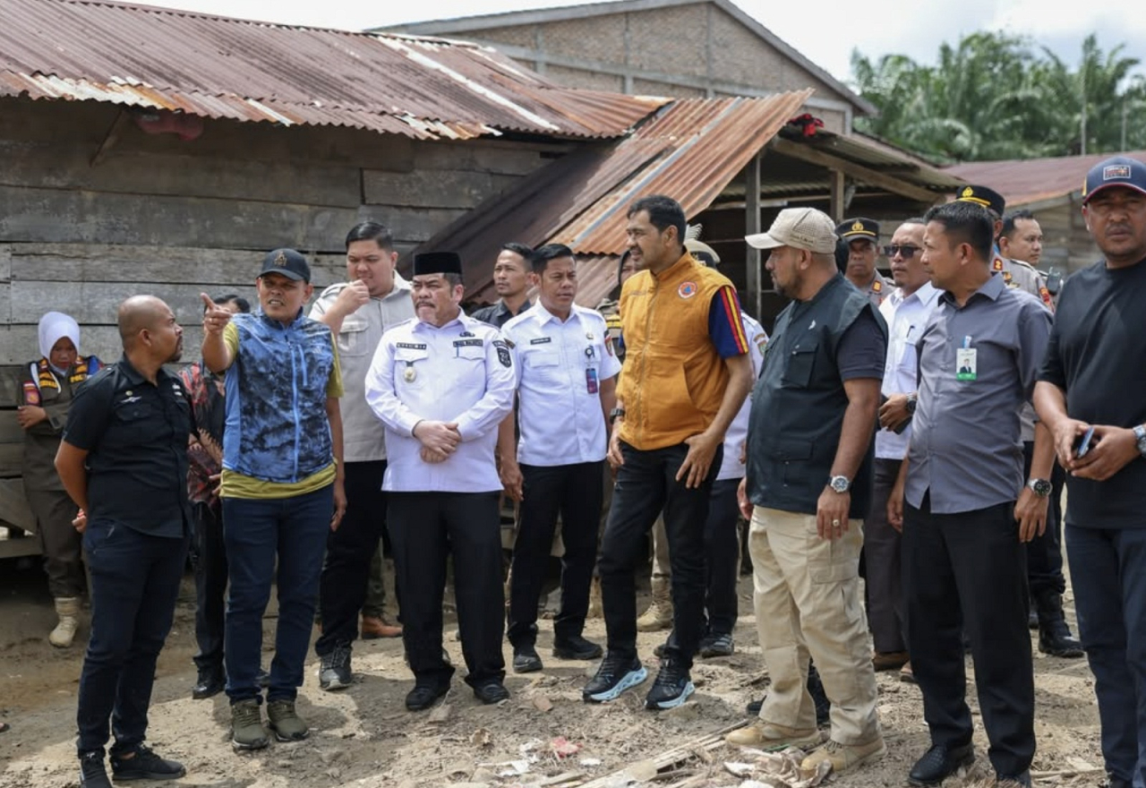 Gubernur Aceh Muzakir Manaf atau Mualem sat meninjau daerah yang terkena bencana banjir yakni di Kabupaten Aceh Selatan.