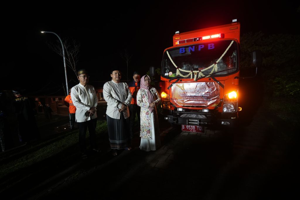 Walikota Ning Ita memberangkatkan bantuan kemanusiaan berupa makanan siap saji untuk korban bencana di Aceh, Sumatra Utara, dan Sumatra Barat.