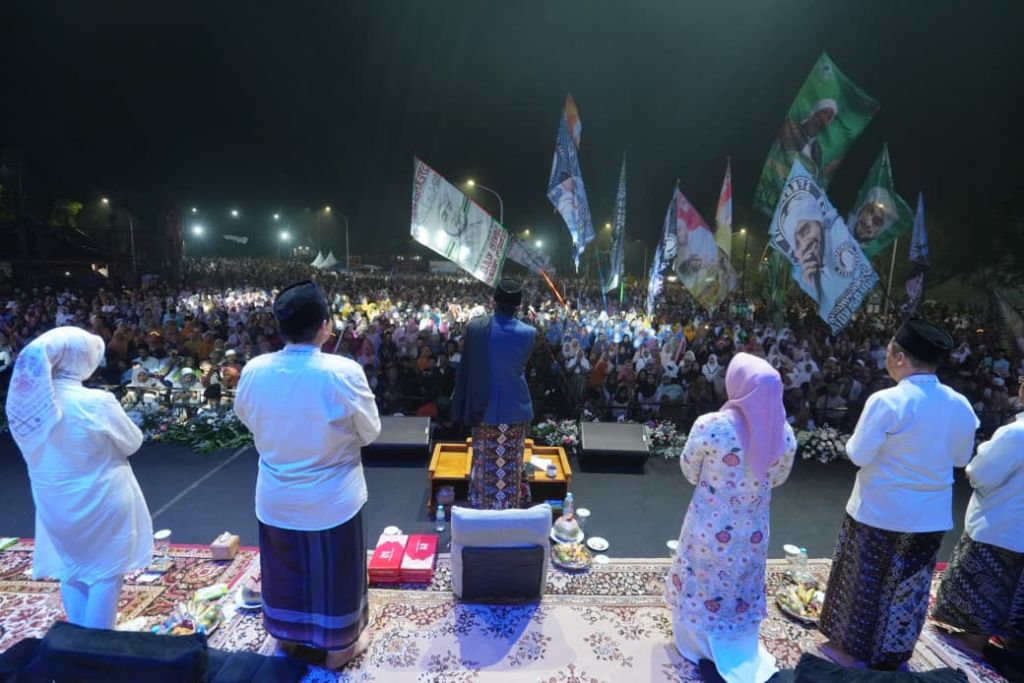 Ribuan masyarakat dari berbagai penjuru Jawa Timur tumplek blek di Taman Bahari Mojopahit (TBM) mengikuti Dzikir Akbar bersama penceramah Gus Iqdam, Jumat (5/12) malam.