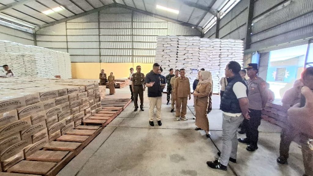 inspeksi mendadak (sidak) ke Pasar Tanjung Anyar dan Gudang Bulog, Jalan Raya By Pass Nomor 12 Kota Mojokerto.