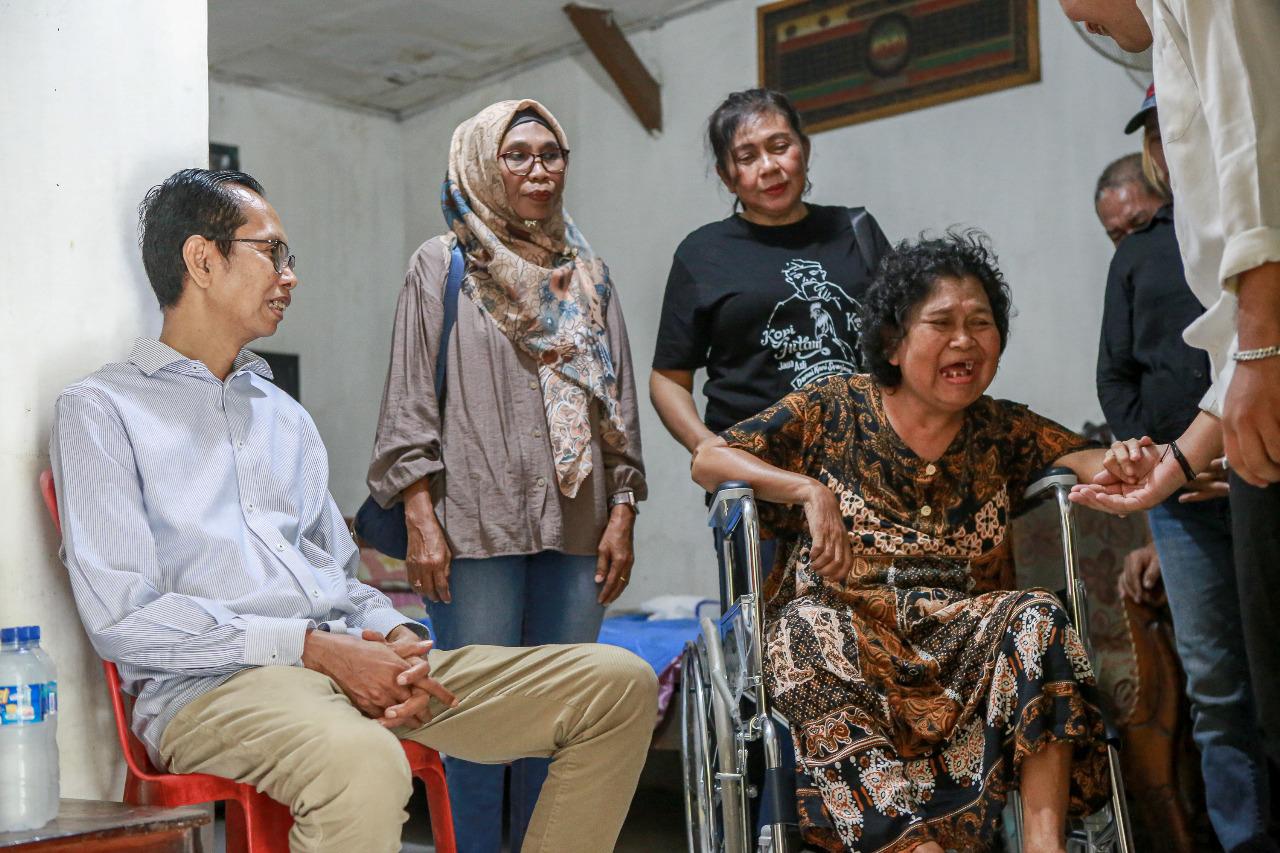 Adi Sutarwijono dan sejumlah kader PDIP Lakarsantri mengunjungi rumah yang tidak layak huni dan memberikan bantuan kursi roda. 