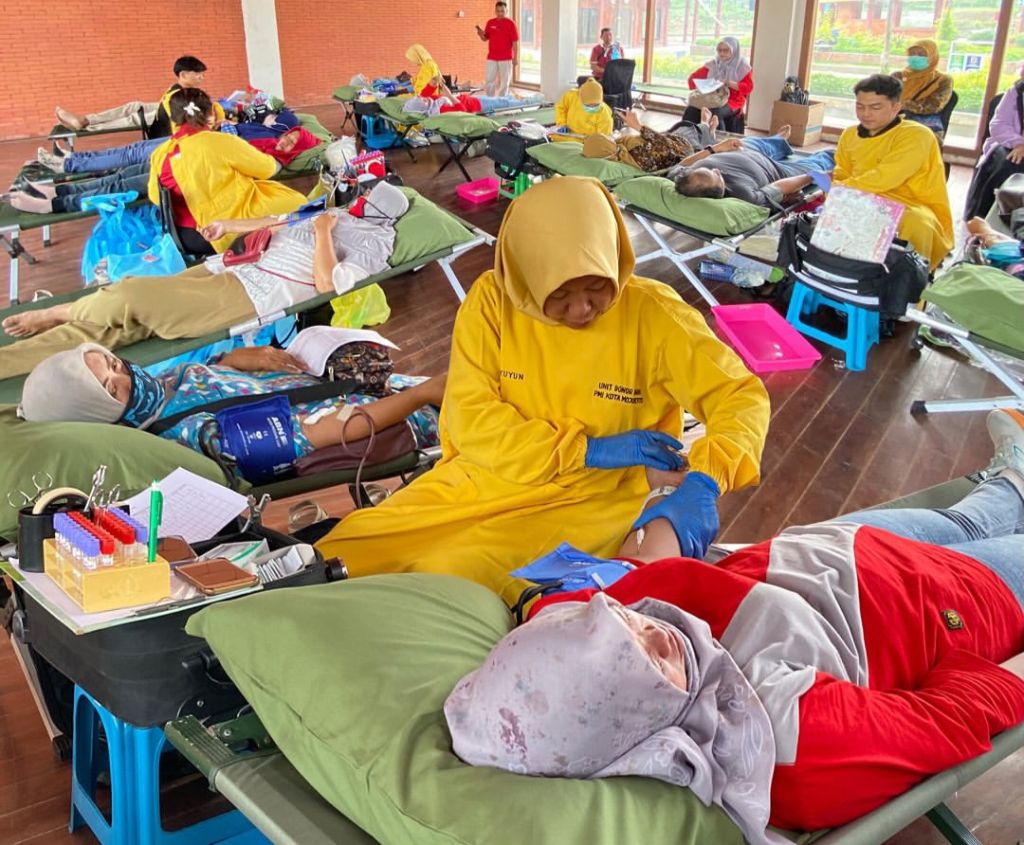 PMI Kota Mojokerto saat menggelar kegiatan donor darah di TBM Kota Mojokerto