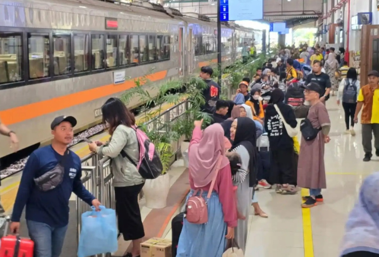 Ilustrasi. Suasana keramaian di Stasiun KAI Daop 7 Madiun saat libur Natal dan Tahun Baru (Nataru). SP/ MDN