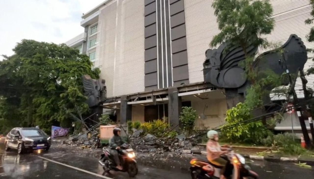 Kondisi bangunan paduraksa di kantor pemkab Lamongan yang rusak porak-poranda diterjang hujan disertai angin kencang. SP/ LMG