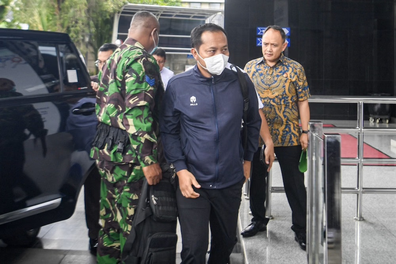 Kasi Perdata dan Tata Usaha Negara (Datun) Kejaksaan Negeri Hulu Sungai Utara, Taruna Fariadi (tengah),  menjalani pemeriksaan di Gedung Merah Putih KPK, Jakarta, Senin (22/12/2025).