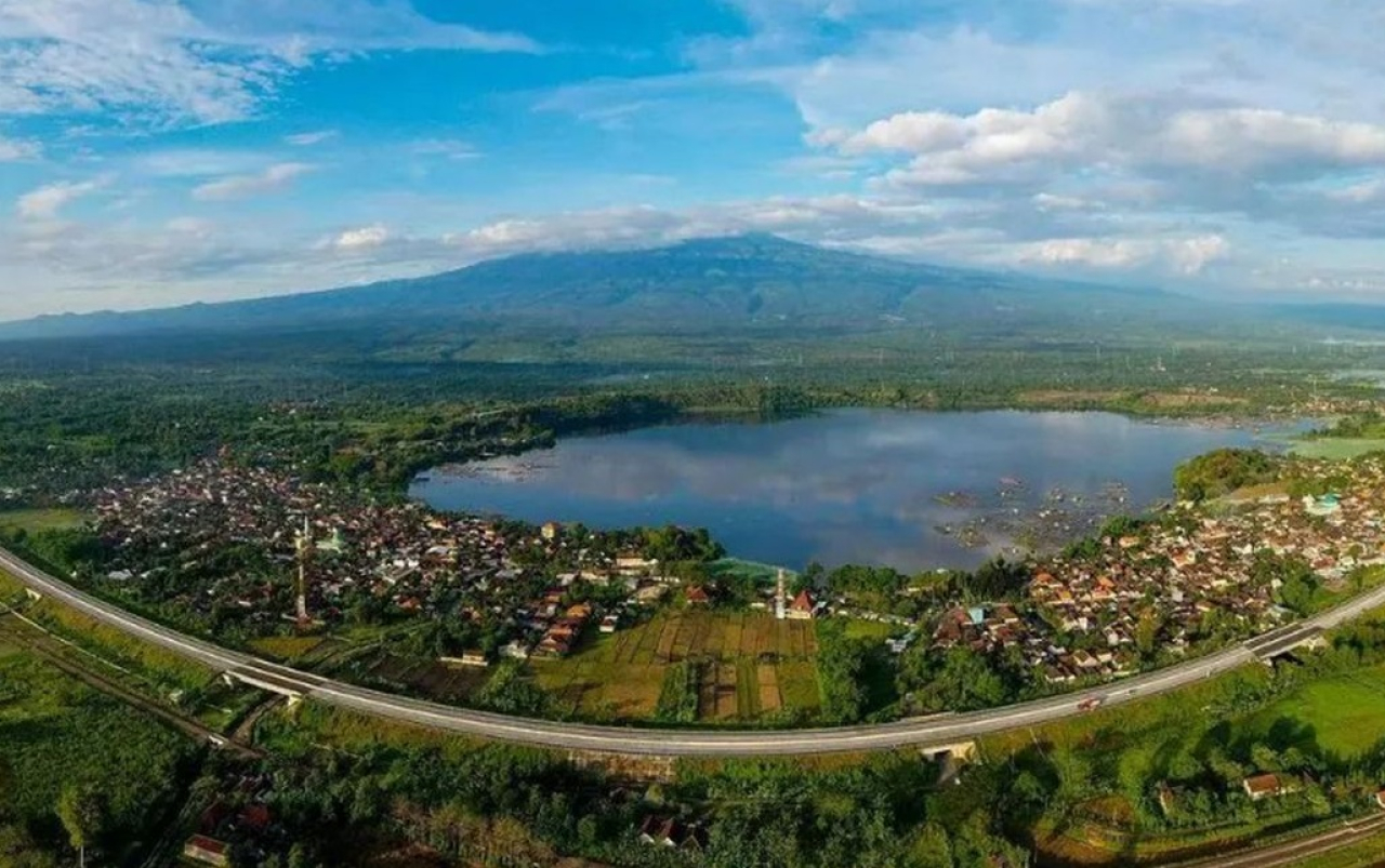 Pesona Ranu Grati yang berada di antara Desa Sumberdawesari, Ranuklindungan, dan Gratitunon, Kabupaten Pasuruan, Jawa Timur. SP/ PSR
