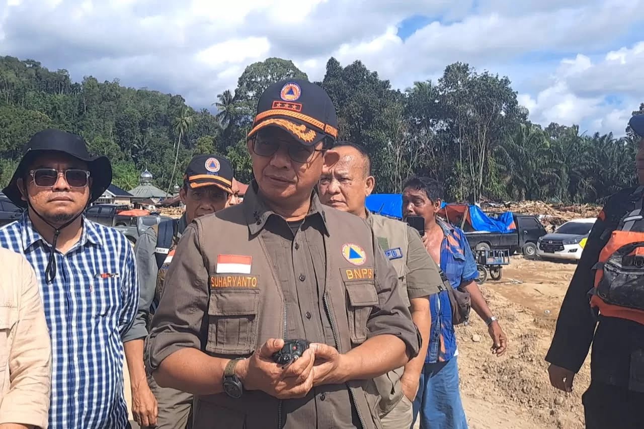 Letjen TNI Suharyanto saat meninjau di lokasi bencana Sumatera Utara, Sumatra Barat dan Aceh.