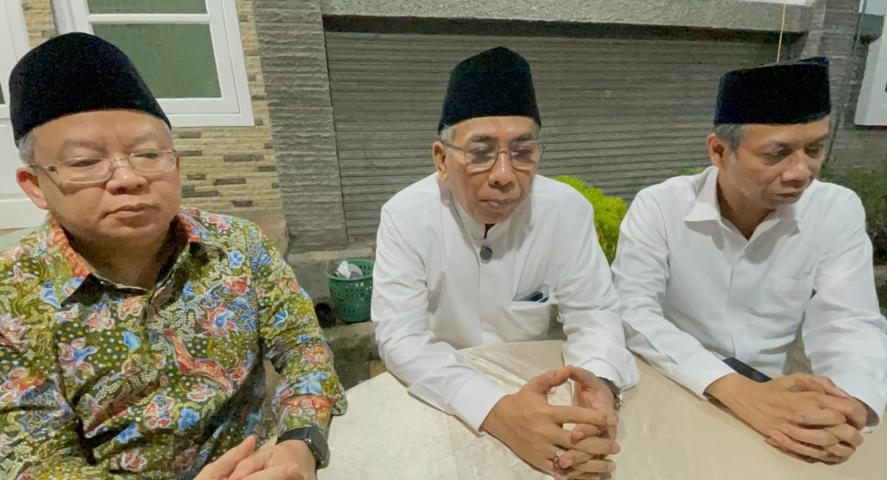Ketua umum Pengurus Besar Nahdatul Ulama (PBNU) Yahya Cholil Staquf (tengah) didampingi Wakil Ketua Umum PBNU Masyhuri Malik dan Sekjen PBNU Amin Said Husni. Gus Yahya ngotot masih tetap sebagai Ketua Umum PBNU.