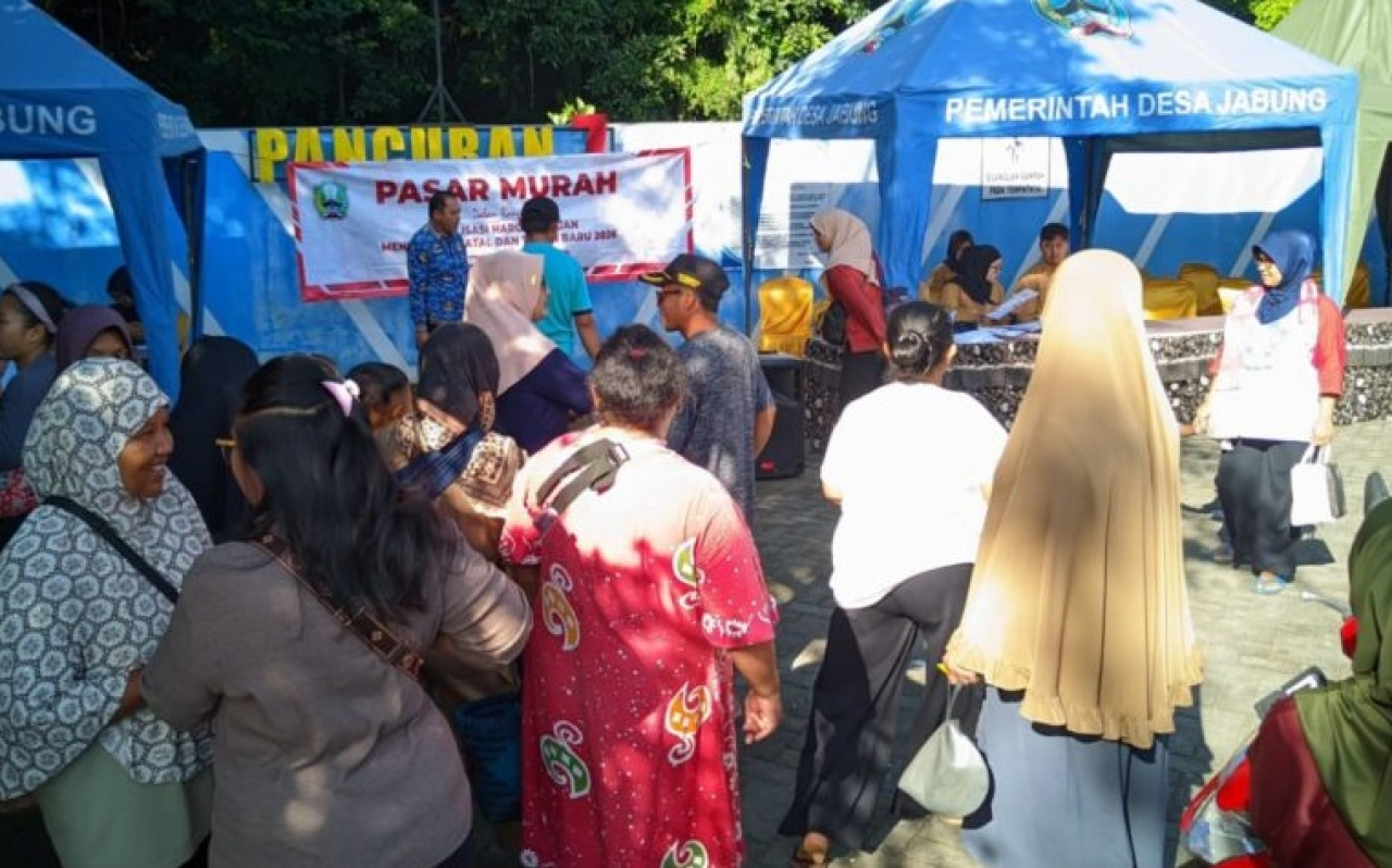 Dinas Perindustrian dan Perdagangan (Disperindag) Kabupaten Magetan menggelar pasar murah di halaman Sumber Kuluhan, Desa Jabung, Kecamatan Panekan. SP/ MGT