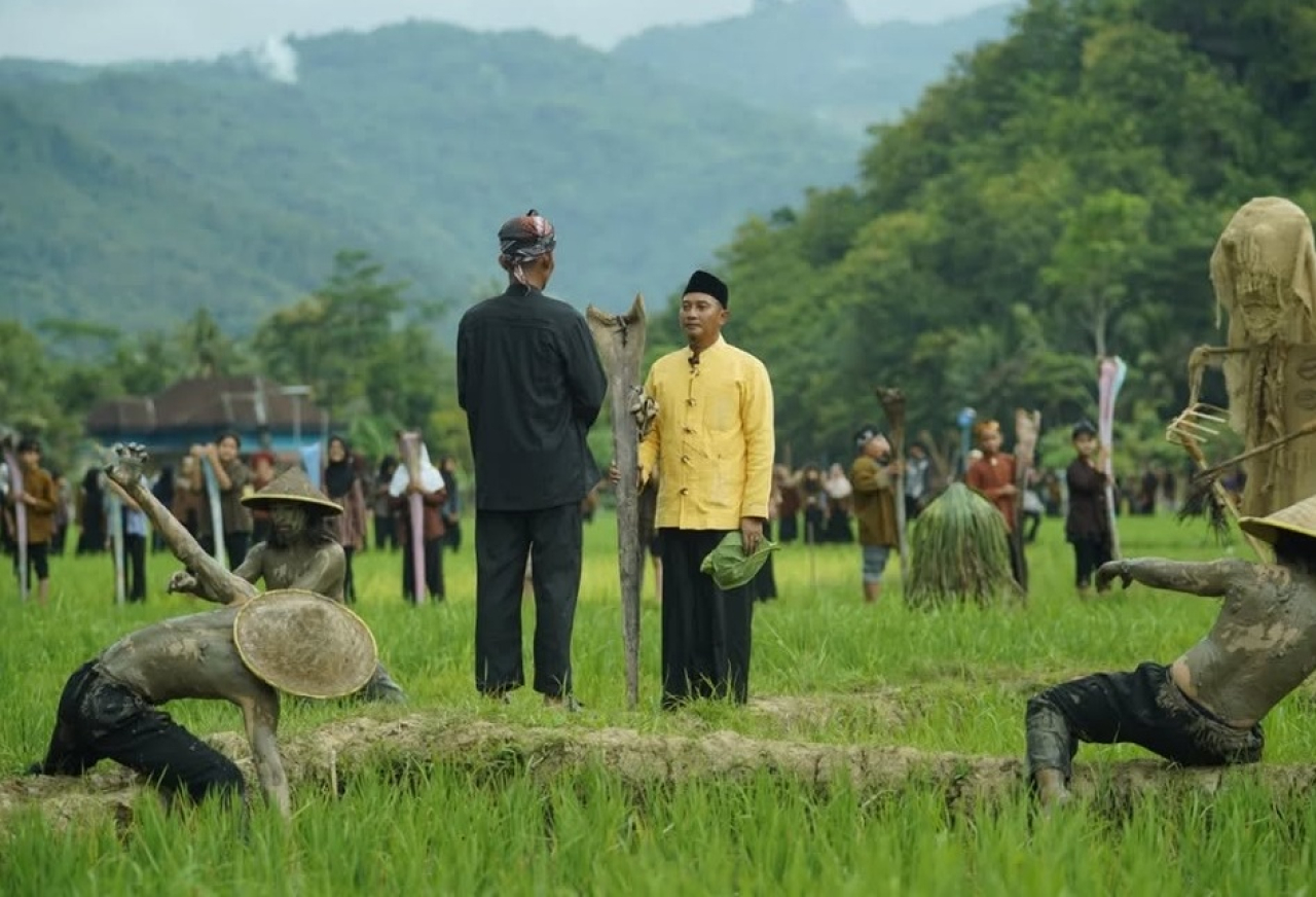 Bupati Pacitan Indrata Nur Bayuaji memimpin ritual adat Thetek Melek di hamparan sawah Desa Sukoharjo, Kecamatan Pacitan, Kabupaten Pacitan, Jawa Timur. SP/ PCT