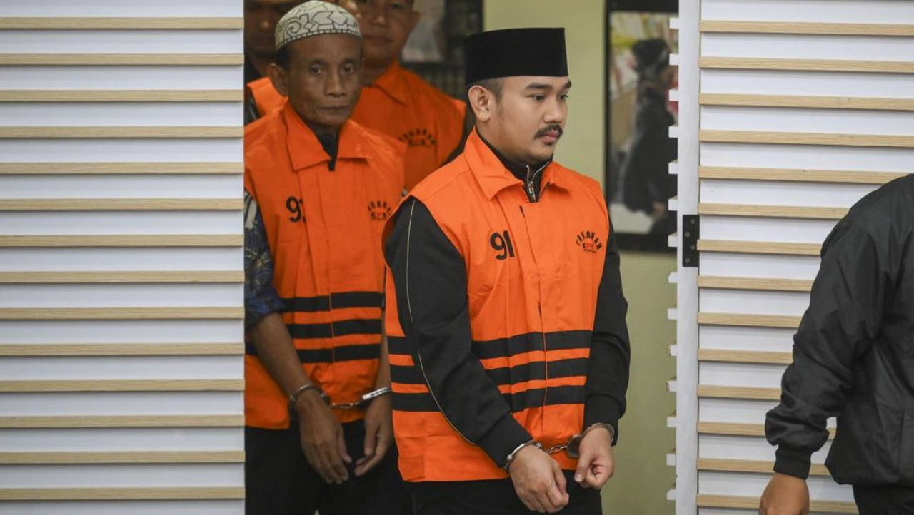 Bupati Bekasi Ade Kuswara Kunang bersama ayahnya H.M. Kunang usai terjaring operasi tangkap tangan, Sabtu (20/12/2025).