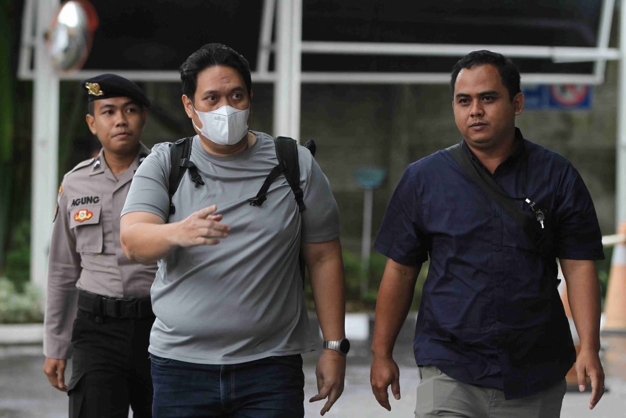 Kepala Kejaksaan Negeri (Kajari) Hulu Sungai Utara (HSU) Albertinus P. Napitupulu (tengah) dikawal petugas saat tiba di Gedung Merah Putih KPK usai terjaring operasi tangkap tangan (OTT), Jakarta, Jumat (19/12/2025). 