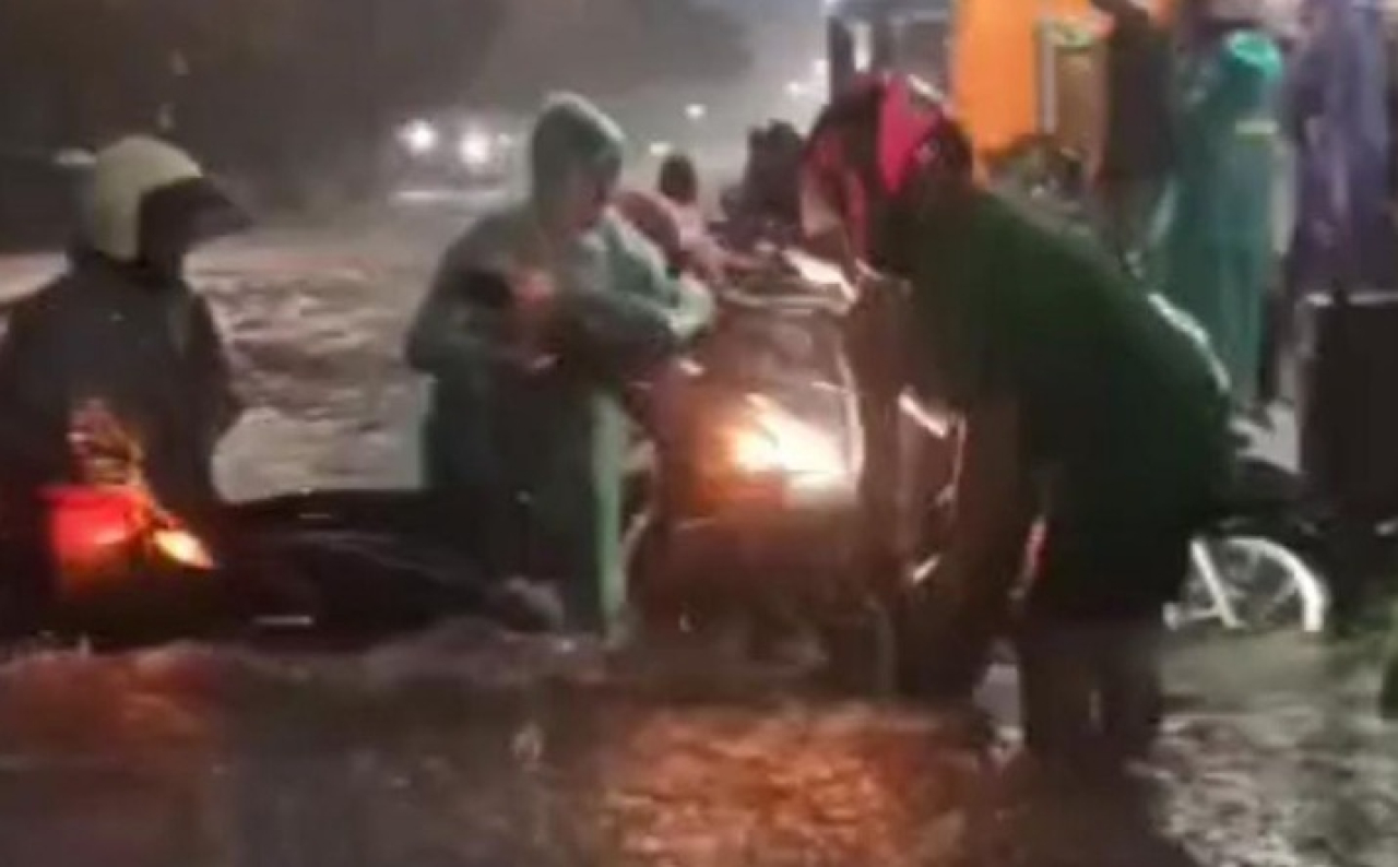 Suasana pengemudi yang mengamankan sepeda motornya saat diterjang banjir akibat hujan deras di Bangkalan, Madura. SP/ BNG