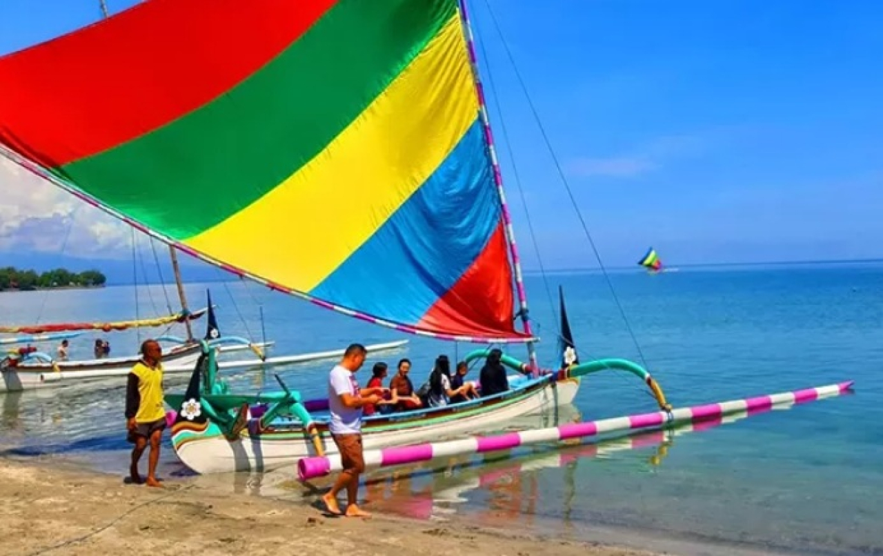 Pengunjung objek Wisata Bahari Pasir Putih Situbondo, Jawa Timur, menikmati suasana pantai yang tenang. SP/ STB