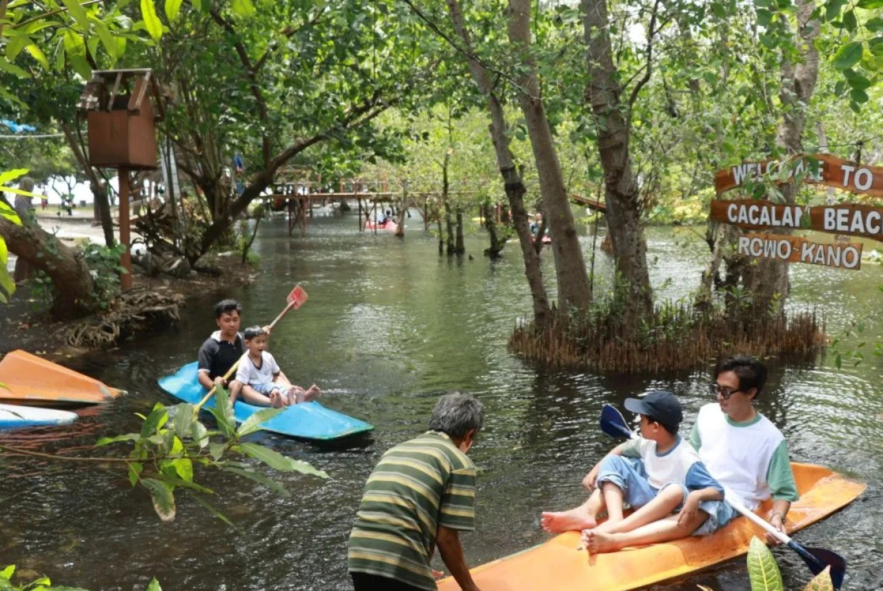 Wisatawan bermain kano di kawasan Pantai Cacalan Banyuwangi, Jawa Timur. SP/ BYW