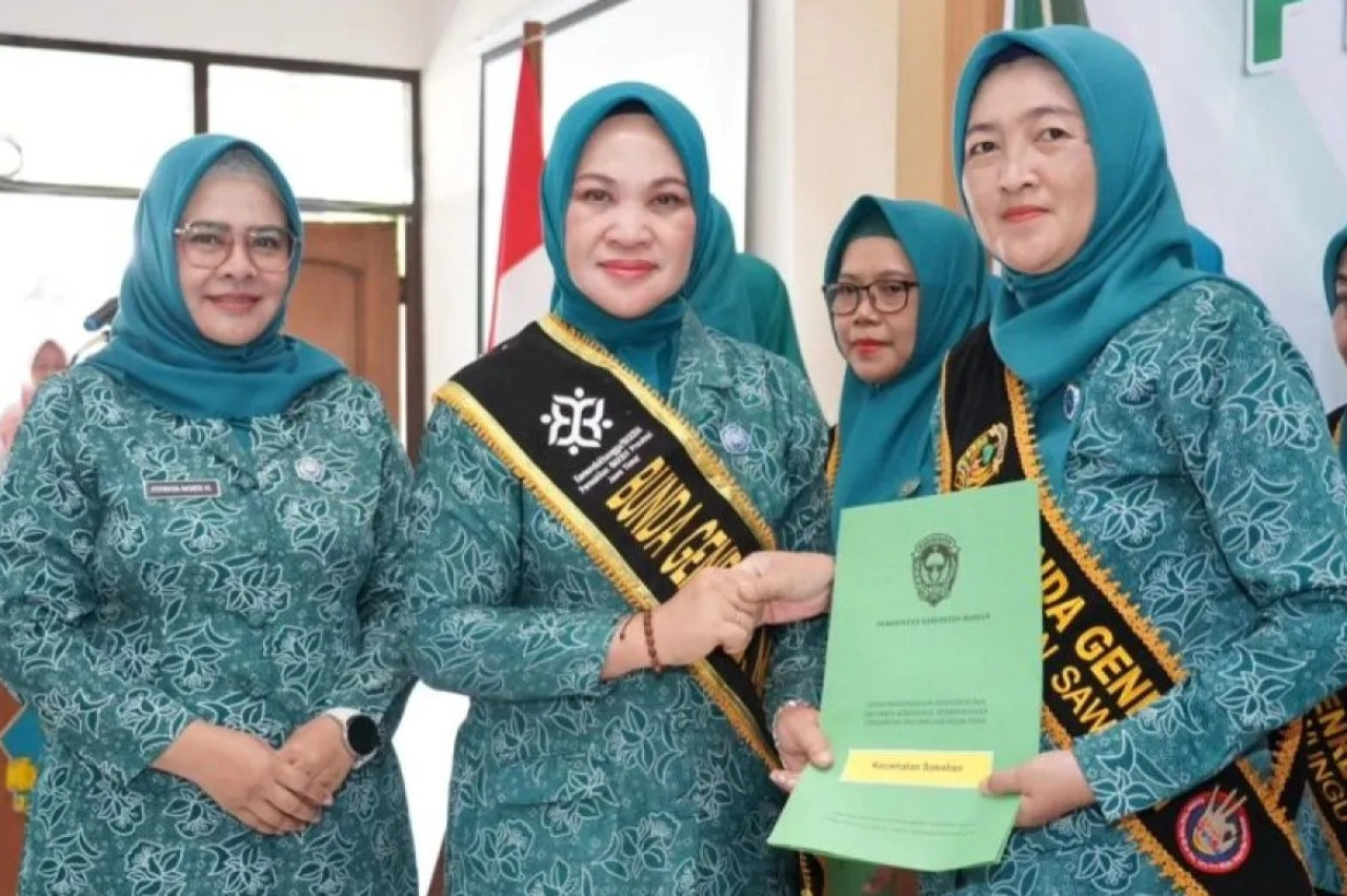 Bunda Generasi Berencana (Genre) Kabupaten Madiun Erni Hari Wuryanto kukuhan Bunda GenRe Kecamatan se-Kabupaten Madiun di Aula Dinas PPKB PPPA Kabupaten Madiun. SP/ MDN