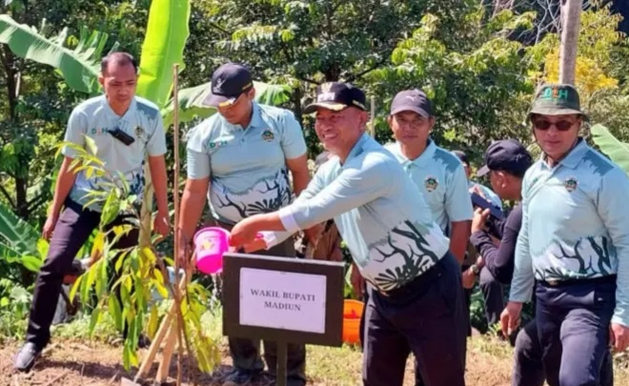 Pemerintah Kabupaten Madiun, Jawa Timur, melakukan penanaman 6.000 bibit pohon di kawasan lereng Gunung Wilis. SP/ MDN