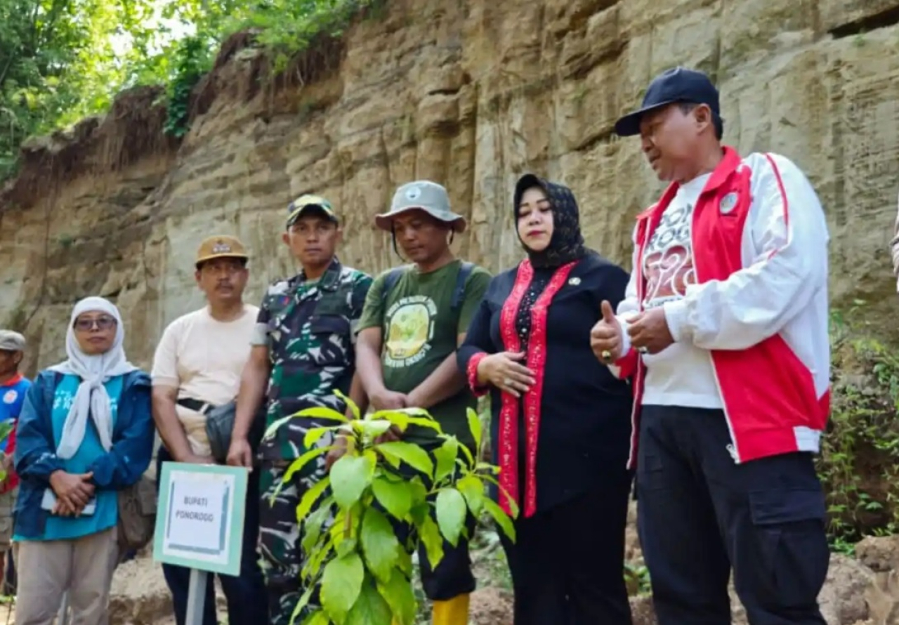 Forkopimda bersama plt bupati ponorogo lakukan reklamasi bekas tambang galian c. SP/ PNG