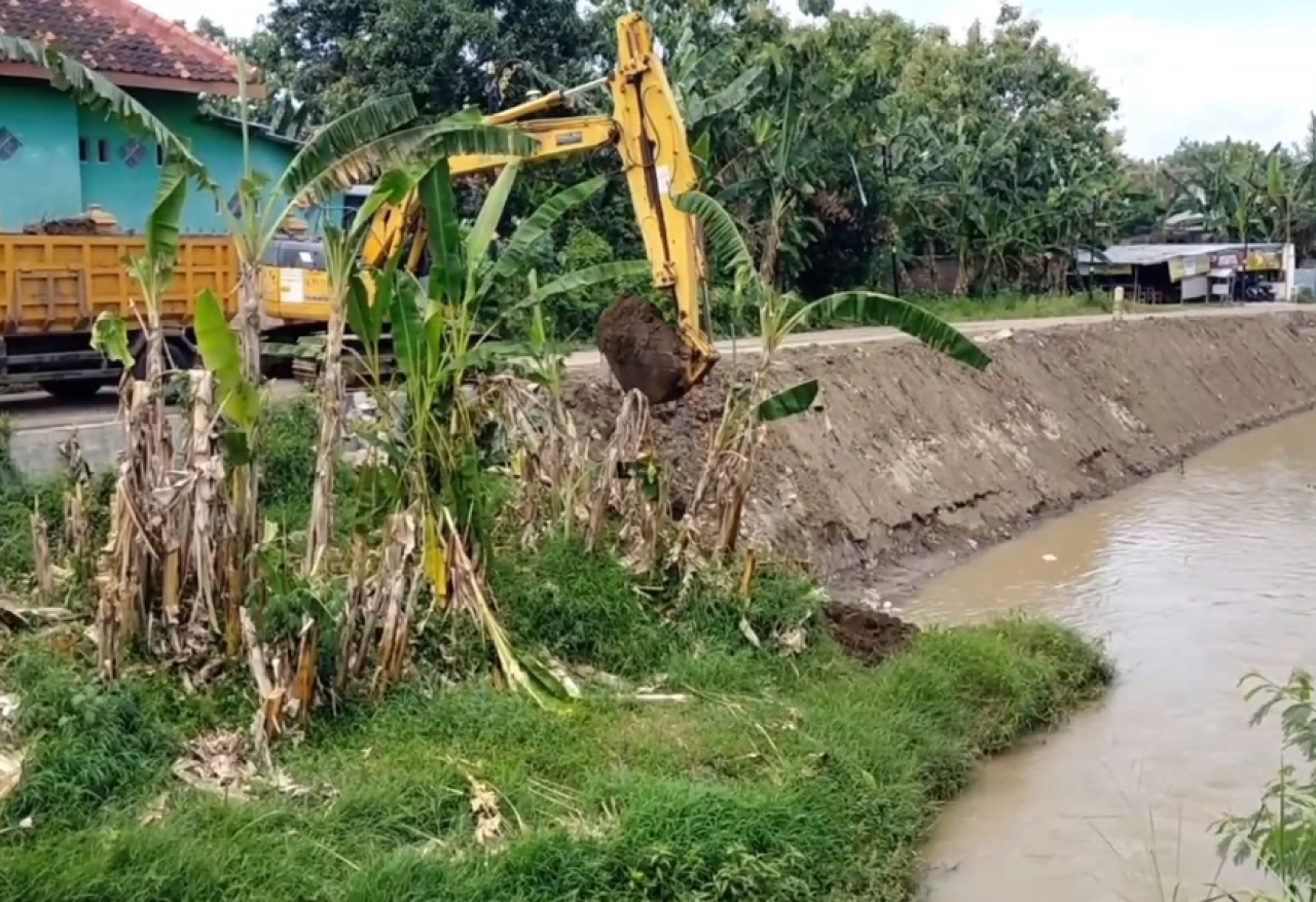 Petugas DPUPR Kota Madiun mengerahkan alat berat untuk menormalisasi sejumlah sungai untuk mengantisipasi potensi banjir. SP/ MDN