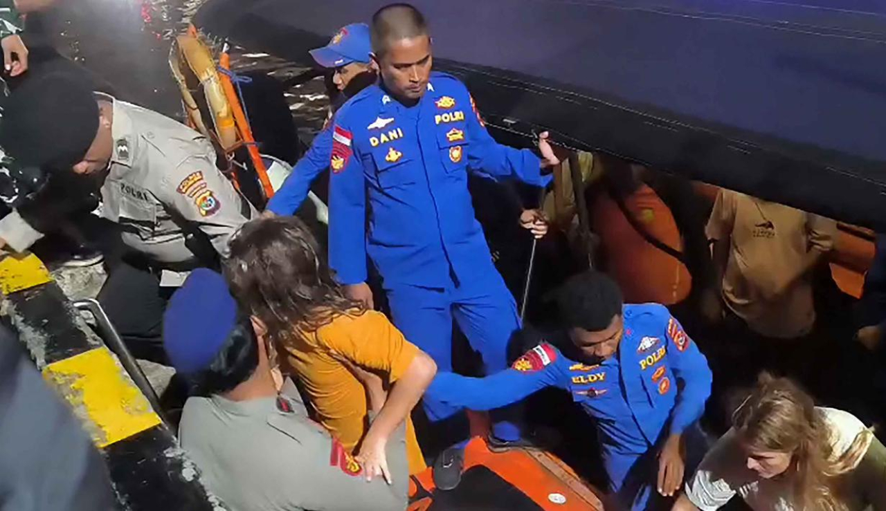 Pencarian kapal wisata yang ditumpangi keluarga Martin Carreras Fernando, yang tenggelam di Labuan Bajo, usai kapalnya dihantam gelombang tinggi. Martin dan ketiga anaknya ditemukan tewas.