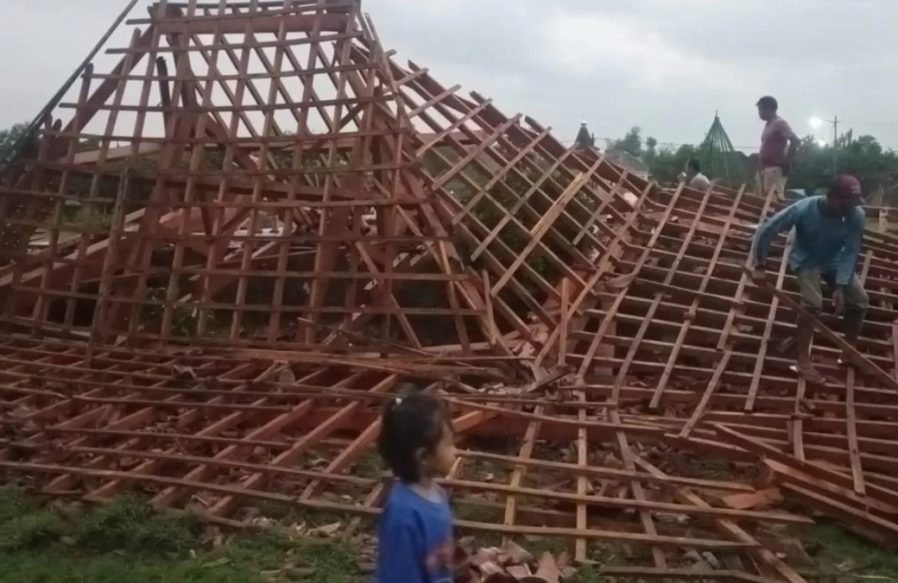 Hujan deras disertai angin kencang membuat sebuah pendopo di Dusun Gondanglegi, Desa Gondangmanis, Kecamatan Bandarkedungmulyo, Jombang, ambruk. SP/ JBG