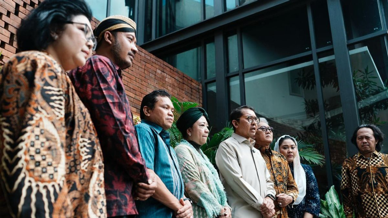 Menteri Budaya, Fadli Zon saat menghadiri 40 hari wafatnya Pakubuwono XIII di Keraton Solo, Minggu (14/12/2025).