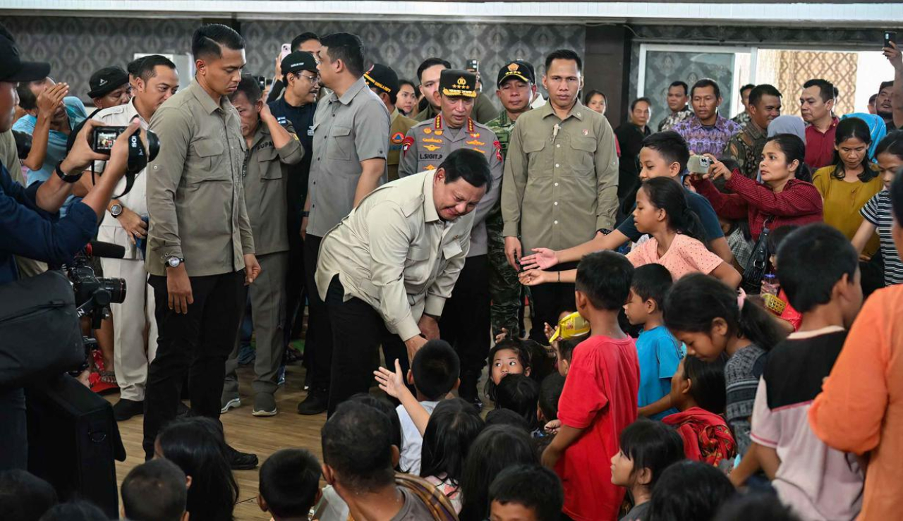 Presiden Prabowo Subianto menyapa para pengungsi terdampak banjir bandang di posko pengungsian di Bambel Baru, Kabupaten Aceh Tenggara, Aceh, Senin (1/12/2025).