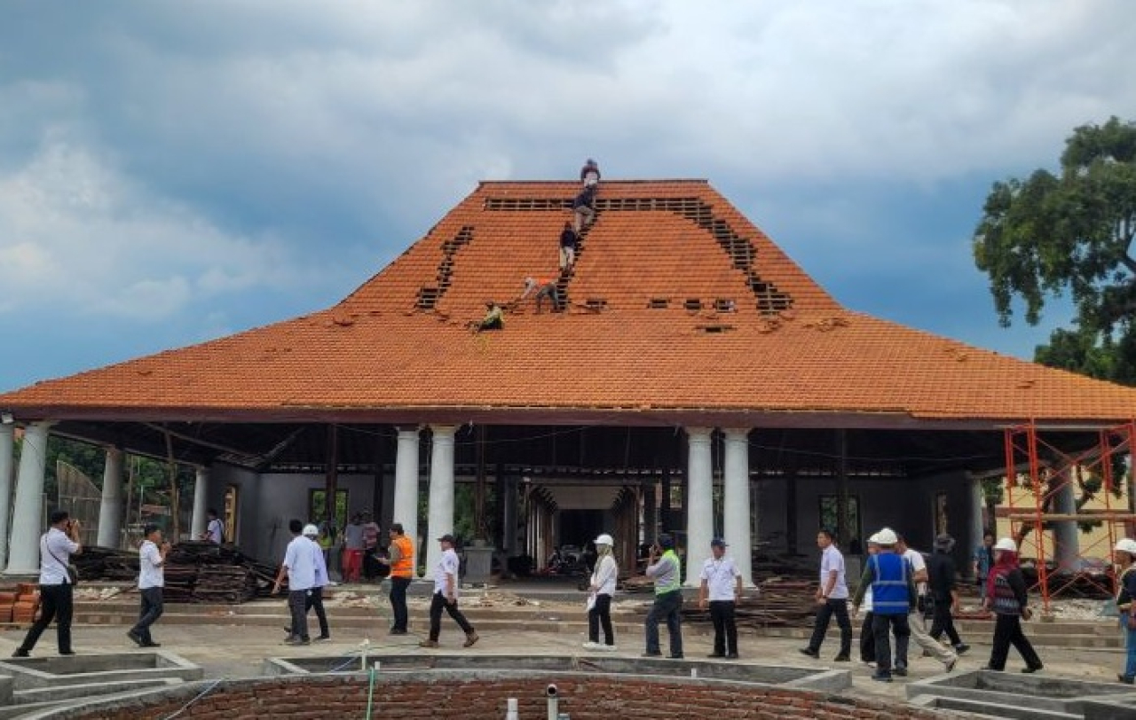 Bupati Situbondo Yusuf Rio Wahyu Prayogo saat meninjau revitalisasi Pendopo dan Kawedanan Besuki di Kecamatan Besuki, Situbondo, Jawa Timur. SP/ STB