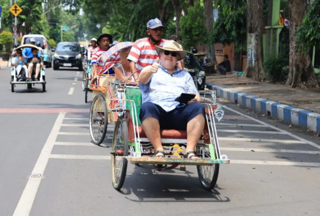 Suasana ribuan wisatawan mancanegara (wisman) dari kapal pesiar Westerdam mengikuti city tour di Kota Probolinggo, Jawa Timur. SP/ PRB