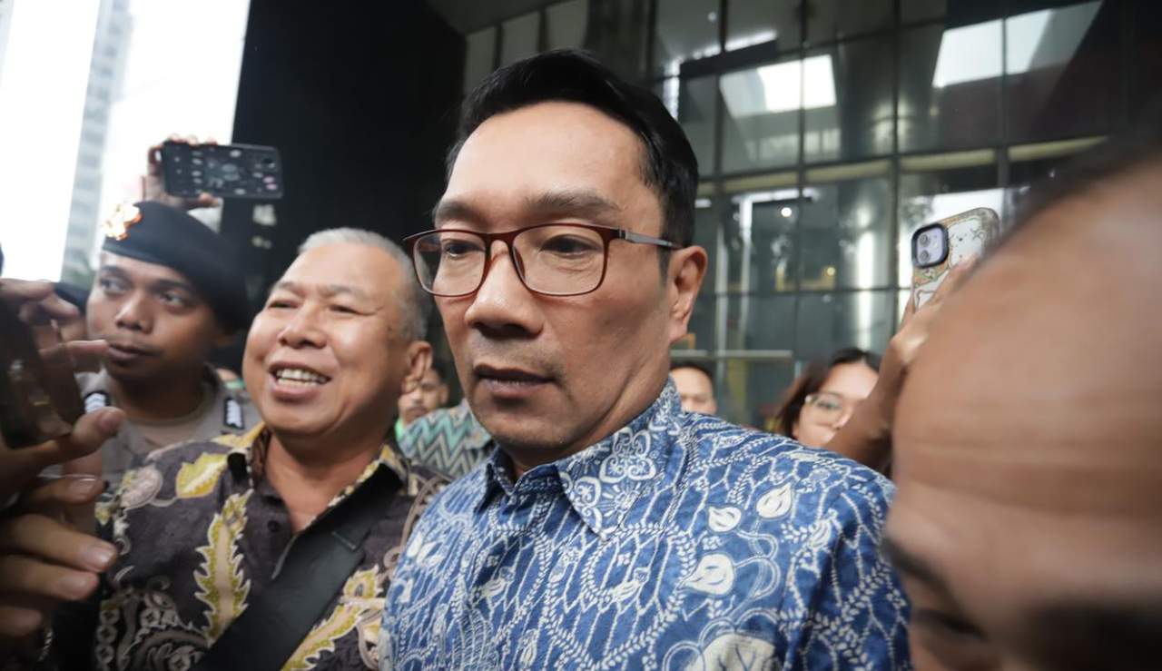 Mantan Gubernur Jawa Barat Ridwan Kamil usai memenuhi pemeriksaan panggilan penyidik KPK, di Gedung KPK, Jakarta, Selasa (2/12/2025).