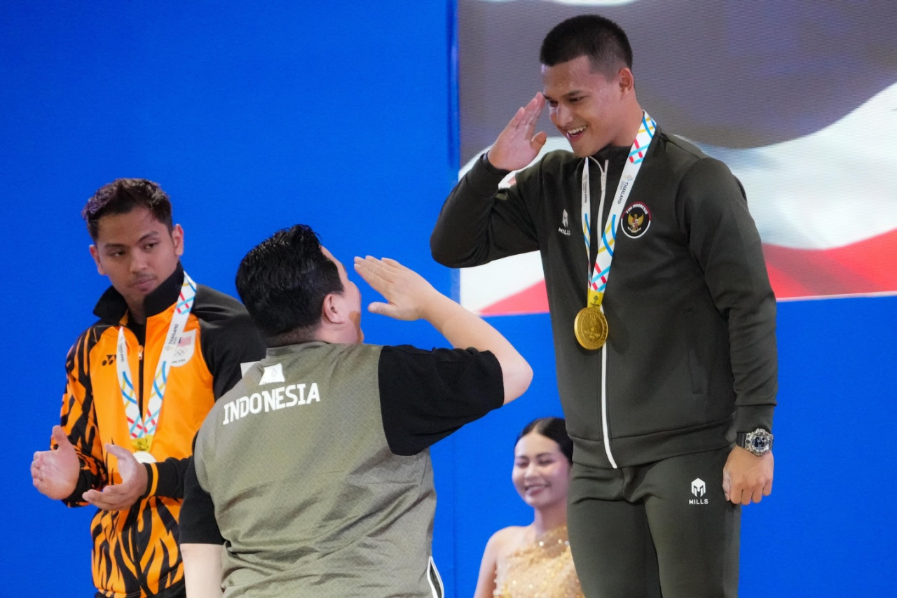 Lifter Indonesia Rizki Juniansyah saat memecahkan rekor dunia Angkat Besi di nomor 79 kg putra dan sekaligus meraih medali emas di SEA Games 2025.