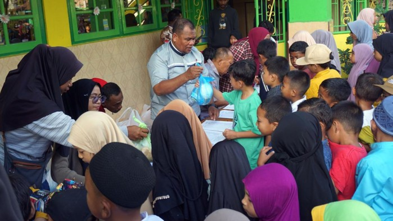 Meski sekolah sedang libur, namun guru membagikan paket Makan Bergizi Gratis (MBG) kepada siswa di SD Al Jihad, Kota Sorong, Papua Barat Daya, Senin (22/12/2025).