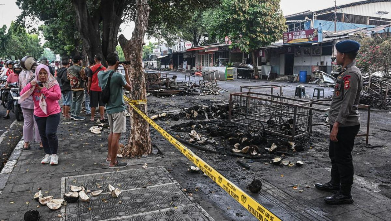 Sejak Jumat pagi, sejumlah aparat TNI-Polri masih terus berjaga di lokasi pengeroyokan dua debt collector di daerah Kalibata, Jakarta Selatan, yang sejak Kamis malam mendadak ricuh dan terjadi pembakaran sejumlah kios pedagang.